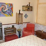 Cozy Flat Half Block From The Beach